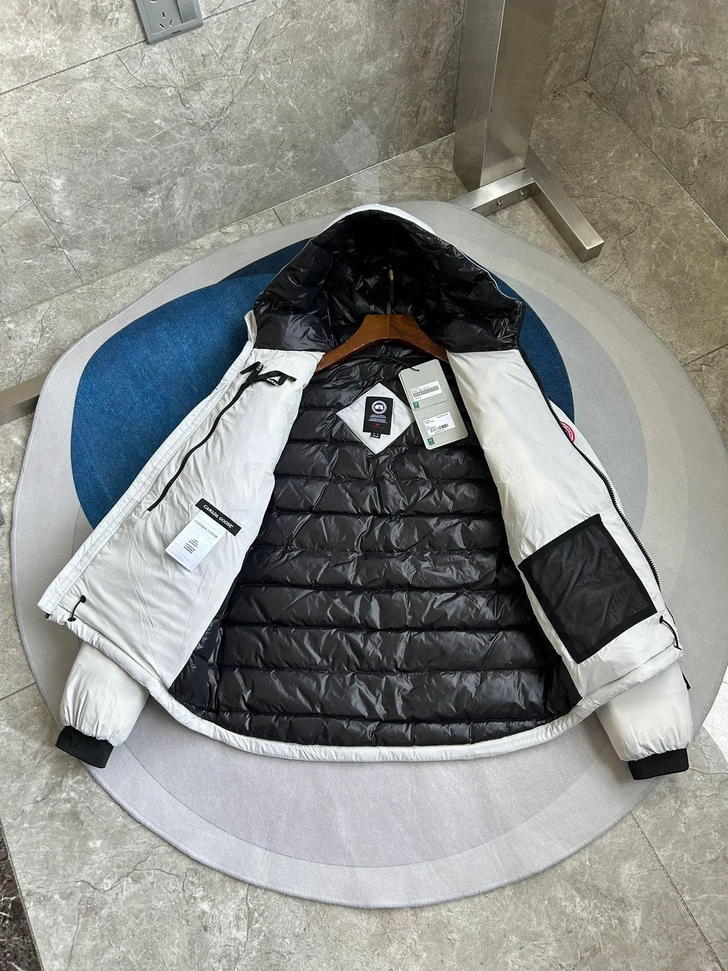 P860 5078M Lodge men's short hooded lightweight style. Color: white. Sizes: S M L XL XXL.
